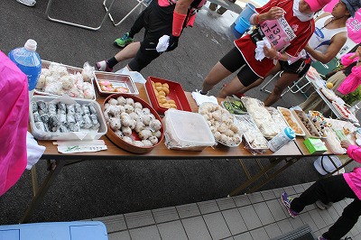 Did I mention the aid stations? This pic from Tomo's blog sort of captures it, even without the massage tables being in view.