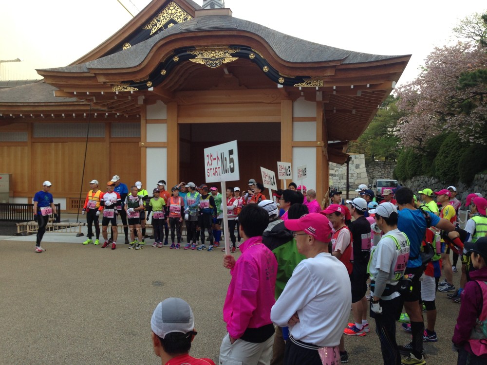 Where else would you possibly want to be? Wave 1 gets ready to run from Nagoya Castle gate as Waves 2-6 stand by.
